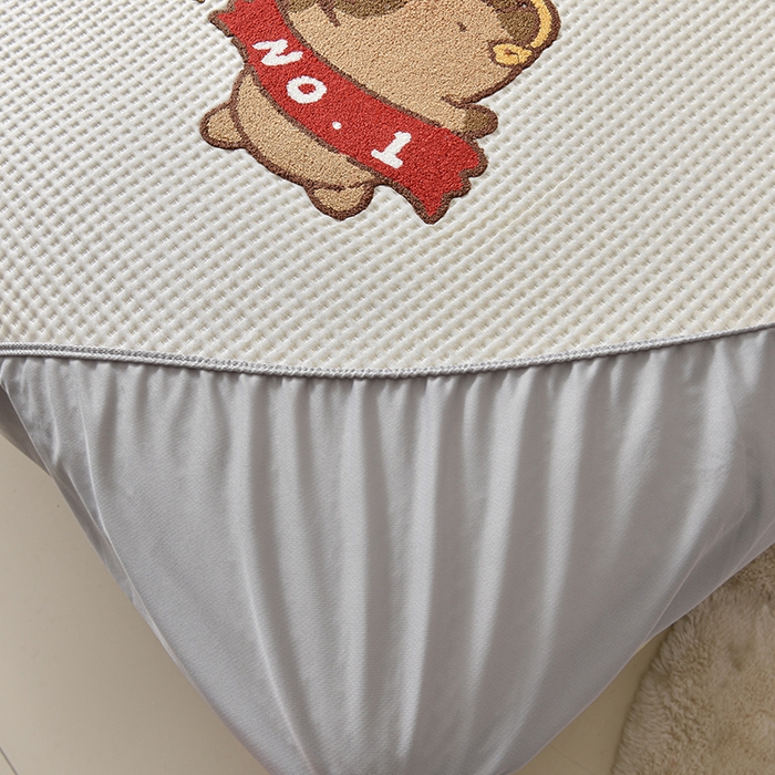 91家纺网 家纺一手货源 找家纺 炫拼家纺 2026新款A类凉豆豆华夫格卡通绣花床笠席 快乐的卡皮