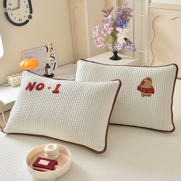 91家纺网 家纺一手货源 找家纺 炫拼家纺 2026新款A类凉豆豆华夫格卡通绣花床笠席 快乐的卡皮