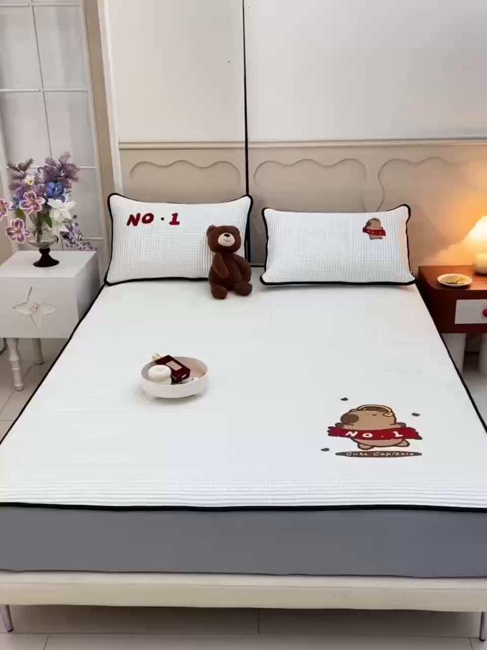 91家纺网 家纺一手货源 找家纺 炫拼家纺 2026新款A类凉豆豆华夫格卡通绣花床笠席 快乐的卡皮