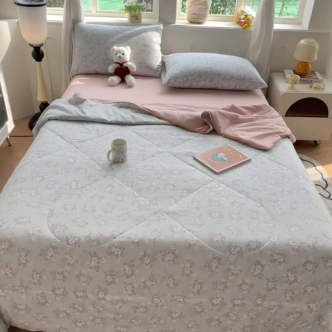 91家纺网 家纺一手货源 找家纺 富艺隆 2026新款A类水洗棉双层纱夏被空调被 皱皱纱夏凉被 气泡蓝莓