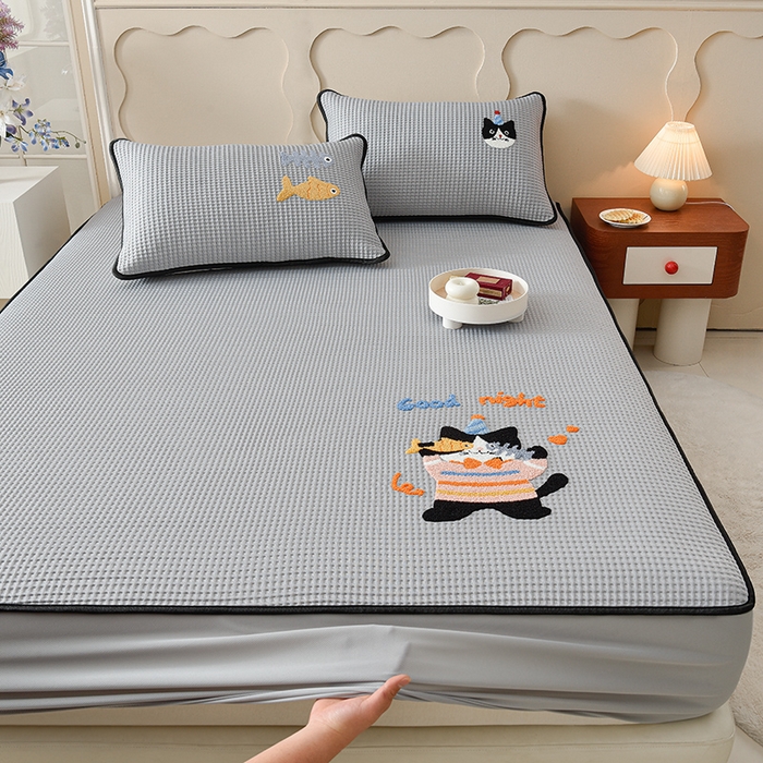 91家纺网 家纺一手货源 找家纺 炫拼家纺 2026新款A类凉豆豆华夫格卡通绣花床笠席 爱吃鱼的猫