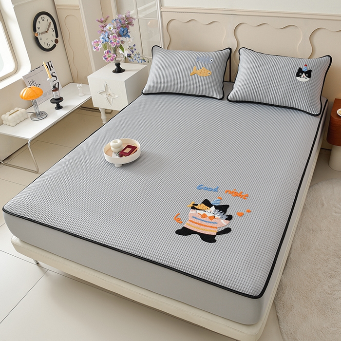 91家纺网 家纺一手货源 找家纺 炫拼家纺 2026新款A类凉豆豆华夫格卡通绣花床笠席 爱吃鱼的猫