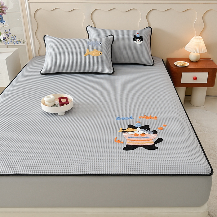 91家纺网 家纺一手货源 找家纺 炫拼家纺 2026新款A类凉豆豆华夫格卡通绣花床笠席 爱吃鱼的猫