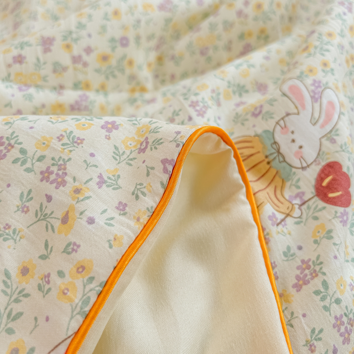 91家纺网 家纺一手货源 找家纺 富艺隆 2026新款A类水洗棉双层纱夏被空调被 皱皱纱夏凉被 小兔莉莉