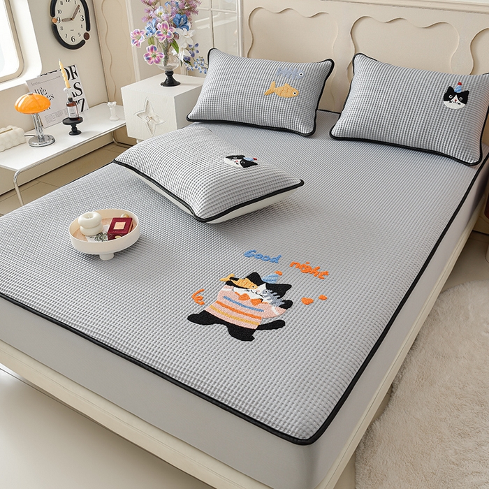 91家纺网 家纺一手货源 找家纺 炫拼家纺 2026新款A类凉豆豆华夫格卡通绣花床笠席 爱吃鱼的猫