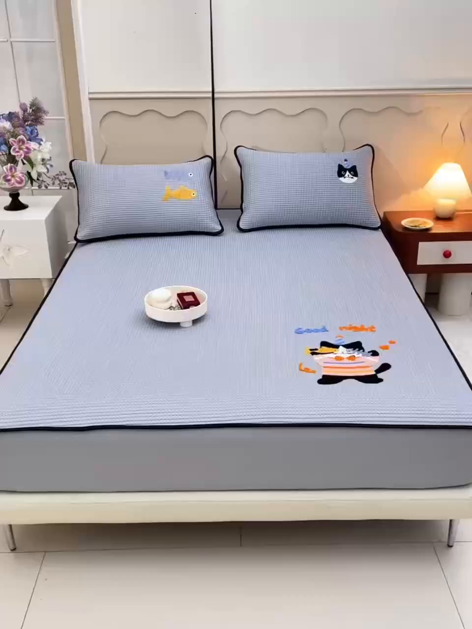 91家纺网 家纺一手货源 找家纺 炫拼家纺 2026新款A类凉豆豆华夫格卡通绣花床笠席 爱吃鱼的猫