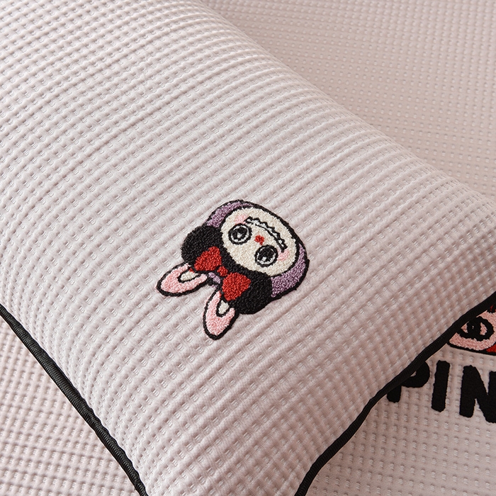 91家纺网 家纺一手货源 找家纺 炫拼家纺 2026新款A类凉豆豆华夫格卡通绣花床笠席 名媛兔