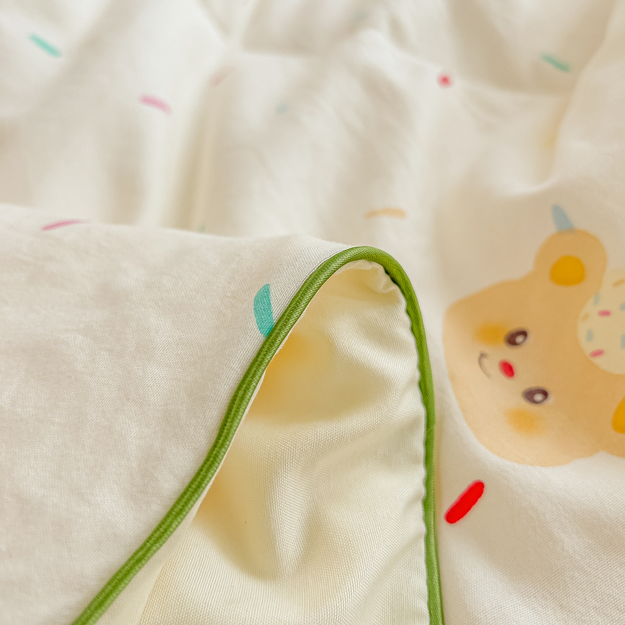 91家纺网 家纺一手货源 找家纺 富艺隆 2026新款A类水洗棉双层纱夏被空调被 皱皱纱夏凉被 小熊冰淇淋