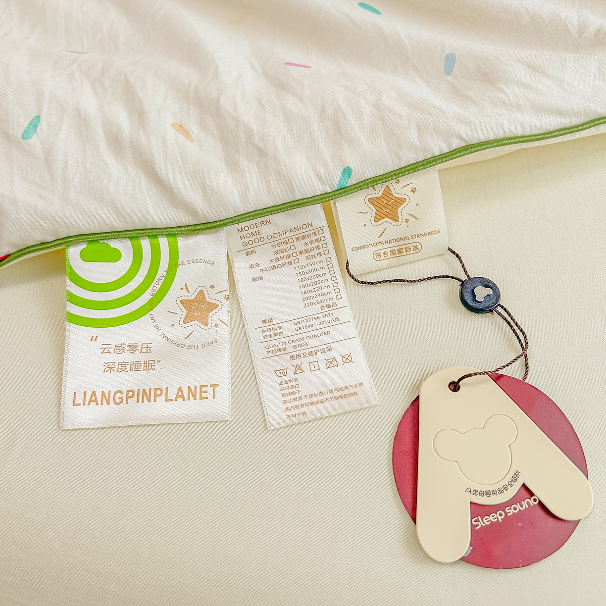 91家纺网 家纺一手货源 找家纺 富艺隆 2026新款A类水洗棉双层纱夏被空调被 皱皱纱夏凉被 小熊冰淇淋