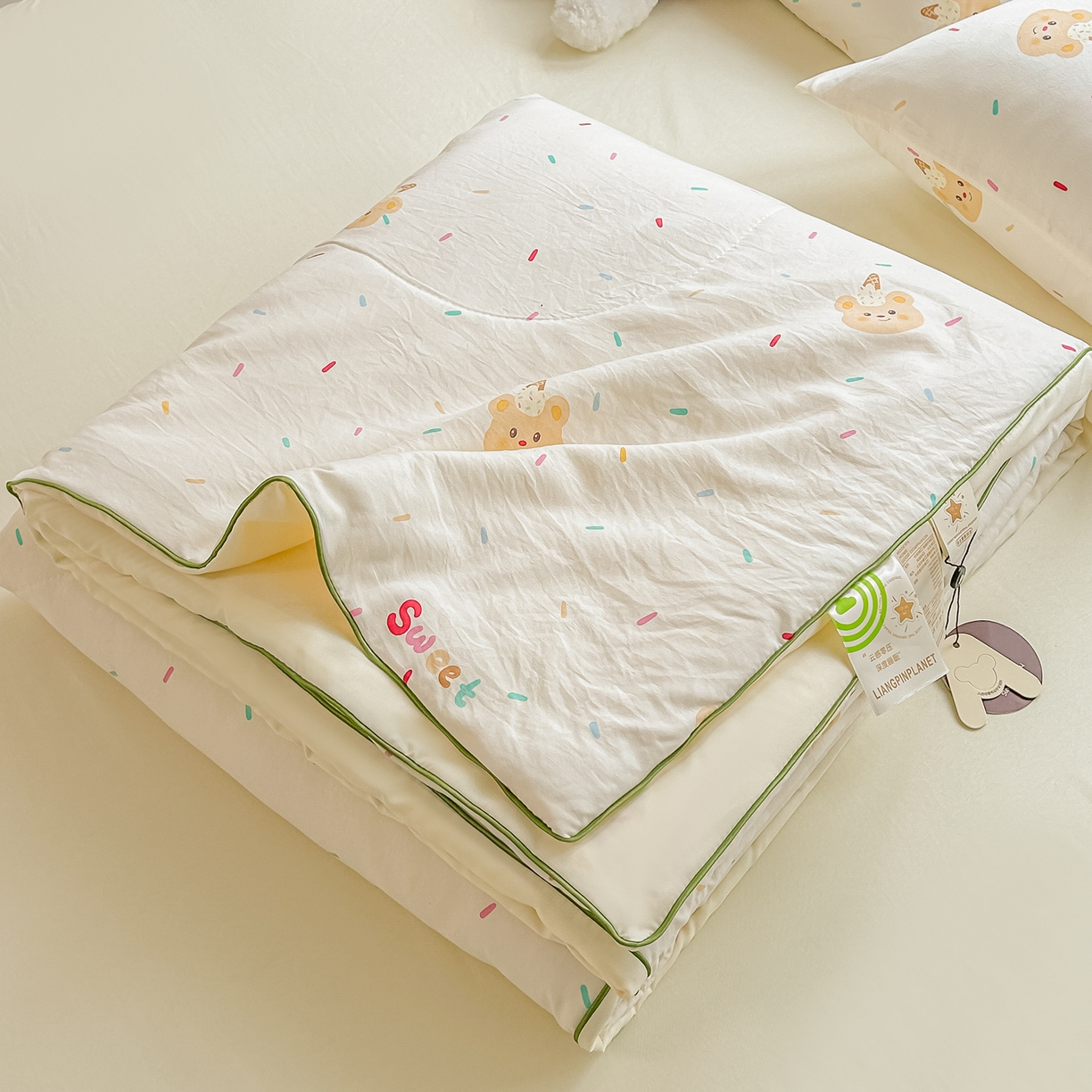 91家纺网 家纺一手货源 找家纺 富艺隆 2026新款A类水洗棉双层纱夏被空调被 皱皱纱夏凉被 小熊冰淇淋