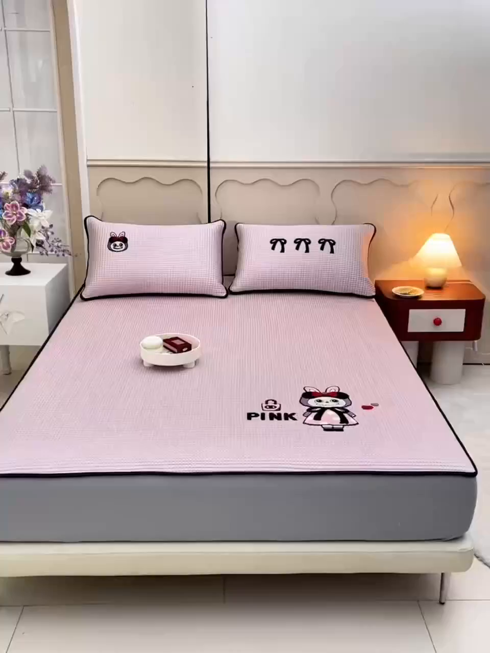 91家纺网 家纺一手货源 找家纺 炫拼家纺 2026新款A类凉豆豆华夫格卡通绣花床笠席 名媛兔