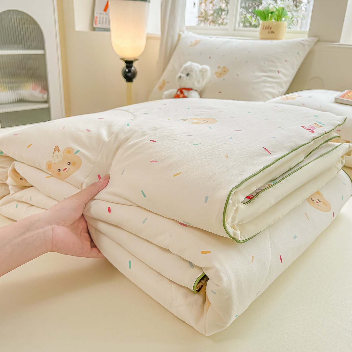 91家纺网 家纺一手货源 找家纺 富艺隆 2026新款A类水洗棉双层纱夏被空调被 皱皱纱夏凉被 小熊冰淇淋