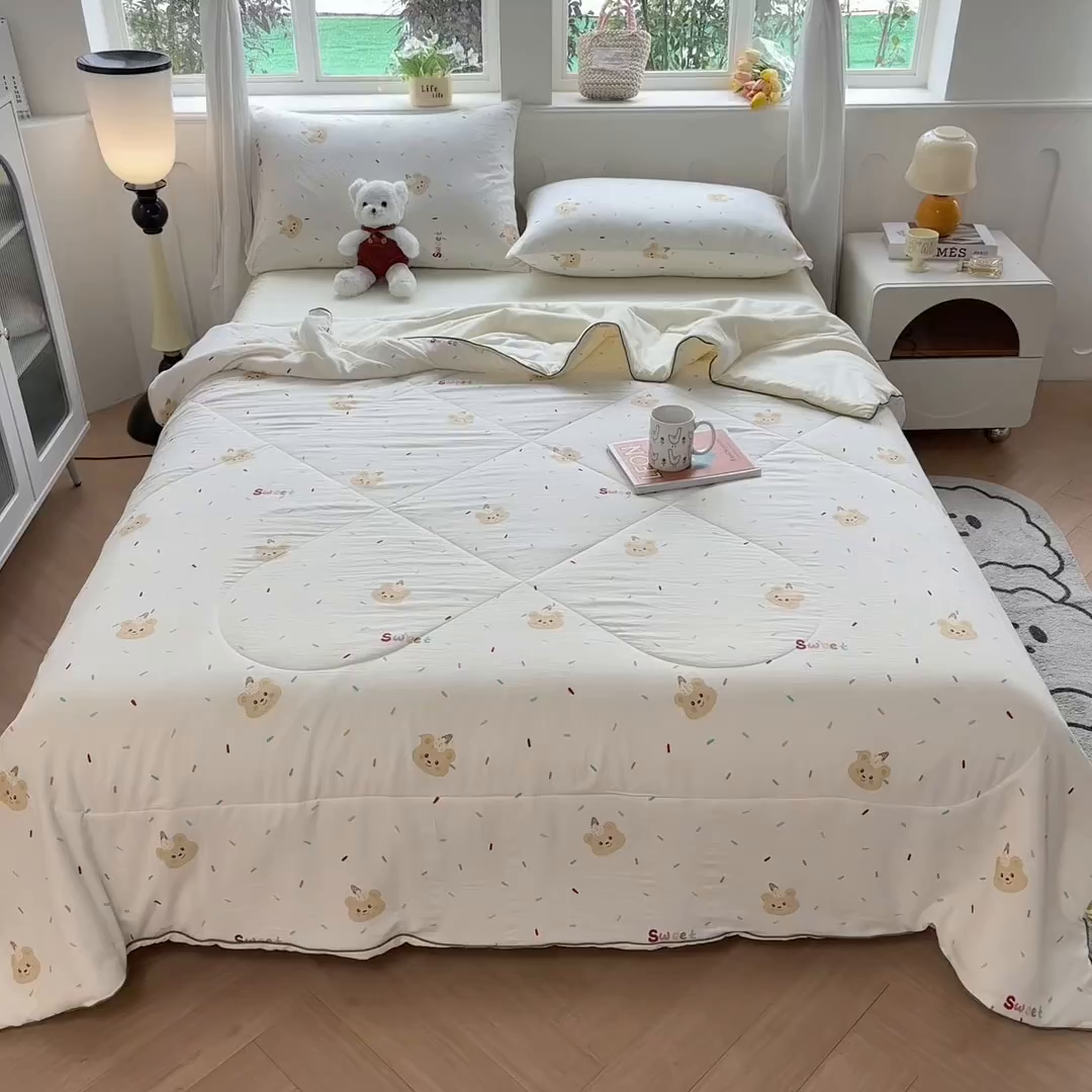 91家纺网 家纺一手货源 找家纺 富艺隆 2026新款A类水洗棉双层纱夏被空调被 皱皱纱夏凉被 小熊冰淇淋