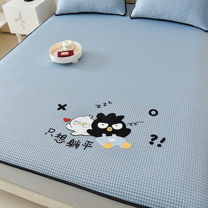 91家纺网 家纺一手货源 找家纺 炫拼家纺 2026新款A类凉豆豆华夫格卡通绣花床笠席 躺平企鹅