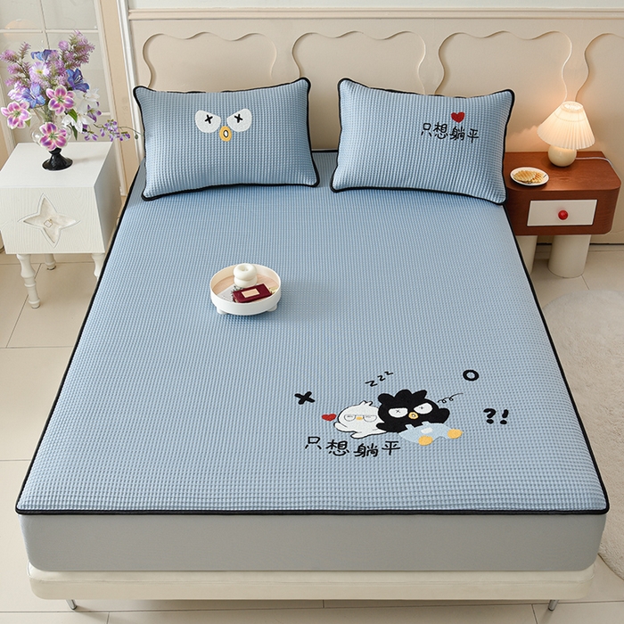 91家纺网 家纺一手货源 找家纺 炫拼家纺 2026新款A类凉豆豆华夫格卡通绣花床笠席 躺平企鹅