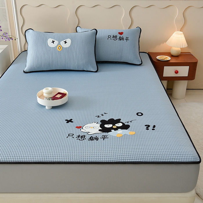 91家纺网 家纺一手货源 找家纺 炫拼家纺 2026新款A类凉豆豆华夫格卡通绣花床笠席 躺平企鹅