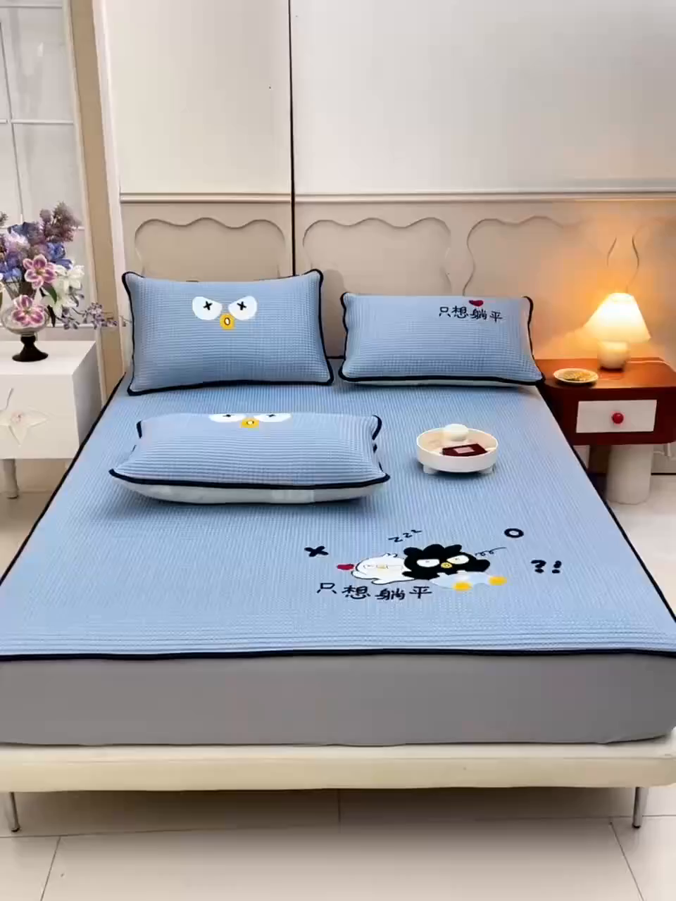 91家纺网 家纺一手货源 找家纺 炫拼家纺 2026新款A类凉豆豆华夫格卡通绣花床笠席 躺平企鹅