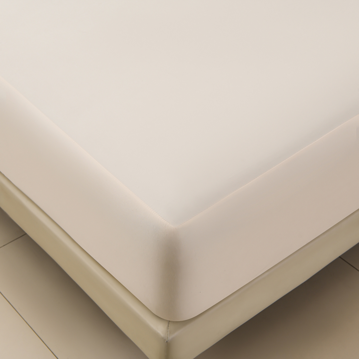 91家纺网 家纺一手货源 找家纺 预言家纺 2026新款水洗冰丝床笠款夏被四件套空调被跨境外贸床笠款 慕斯米白