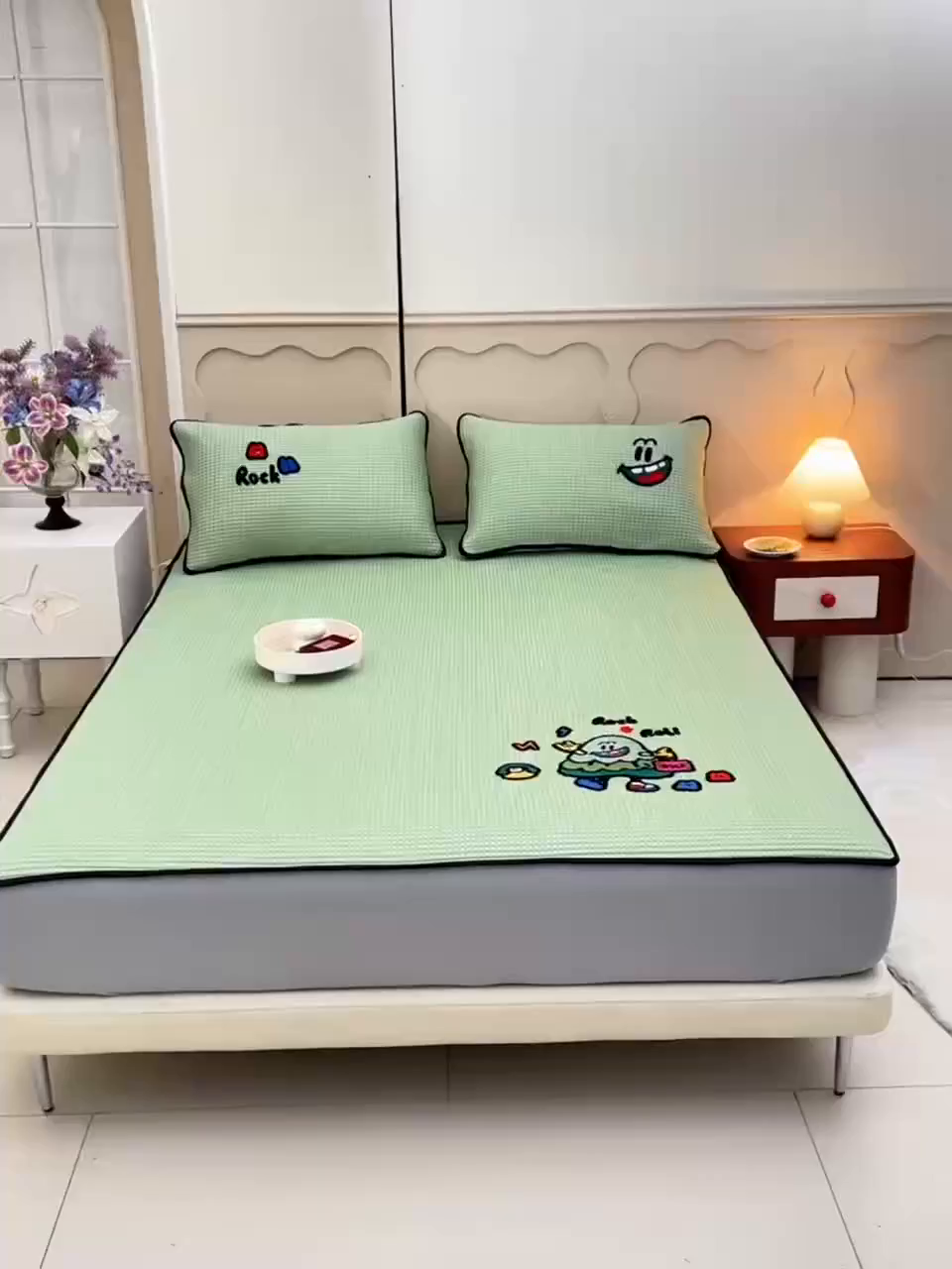 91家纺网 家纺一手货源 找家纺 炫拼家纺 2026新款A类凉豆豆华夫格卡通绣花床笠席 最靓的树