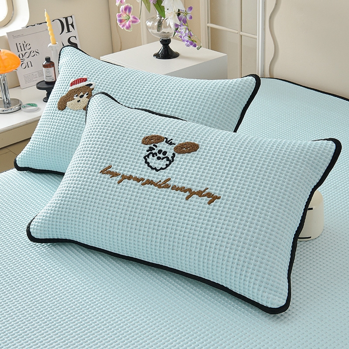 91家纺网 家纺一手货源 找家纺 炫拼家纺 2026新款A类凉豆豆华夫格卡通绣花床笠席 最奶的狗