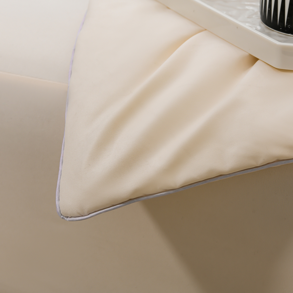 91家纺网 家纺一手货源 找家纺 预言家纺 2026新款水洗冰丝床笠款夏被四件套空调被跨境外贸床笠款 慕斯米白