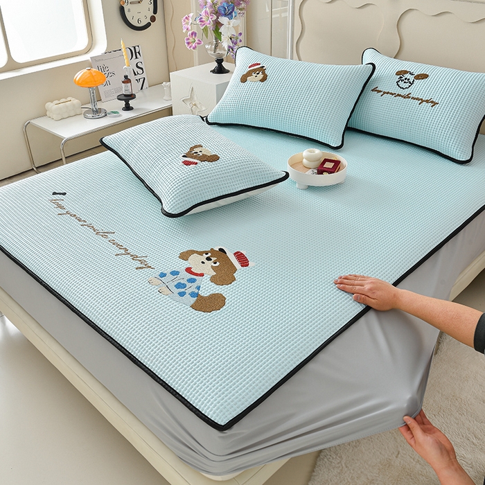 91家纺网 家纺一手货源 找家纺 炫拼家纺 2026新款A类凉豆豆华夫格卡通绣花床笠席 最奶的狗