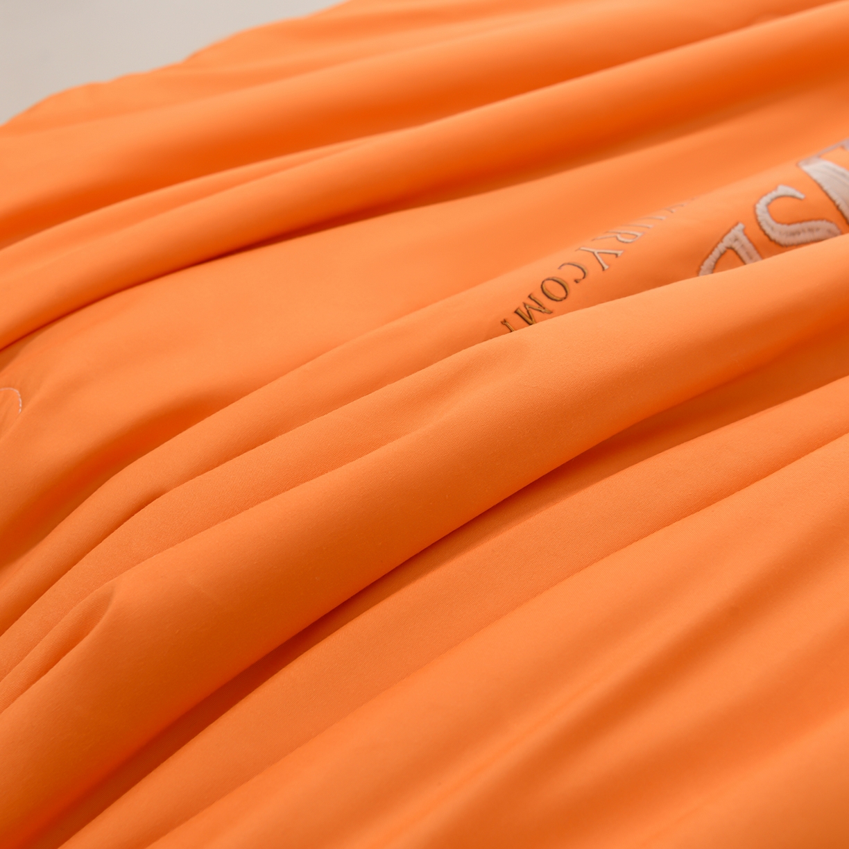 91家纺网 家纺一手货源 找家纺 预言家纺 2026新款水洗冰丝床笠款夏被四件套空调被跨境外贸床笠款 慕斯橙