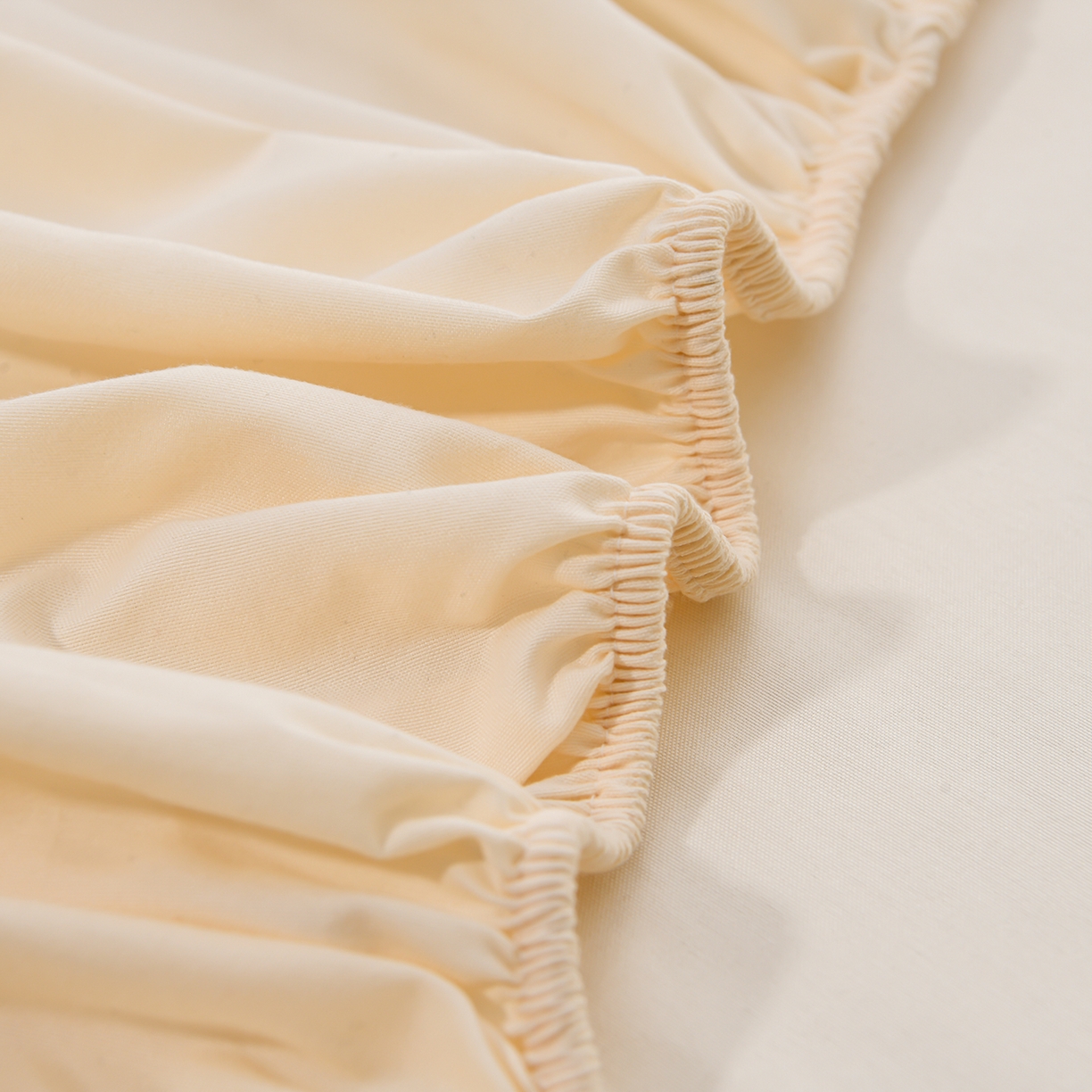 91家纺网 家纺一手货源 找家纺 预言家纺 2026新款水洗冰丝床笠款夏被四件套空调被跨境外贸床笠款 慕斯米白