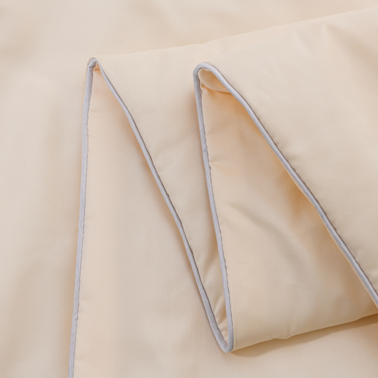 91家纺网 家纺一手货源 找家纺 预言家纺 2026新款水洗冰丝床笠款夏被四件套空调被跨境外贸床笠款 慕斯米白