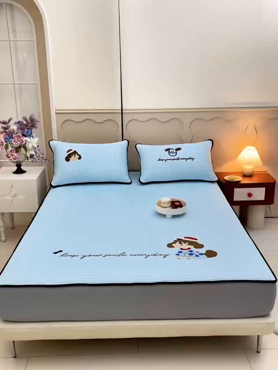 91家纺网 家纺一手货源 找家纺 炫拼家纺 2026新款A类凉豆豆华夫格卡通绣花床笠席 最奶的狗