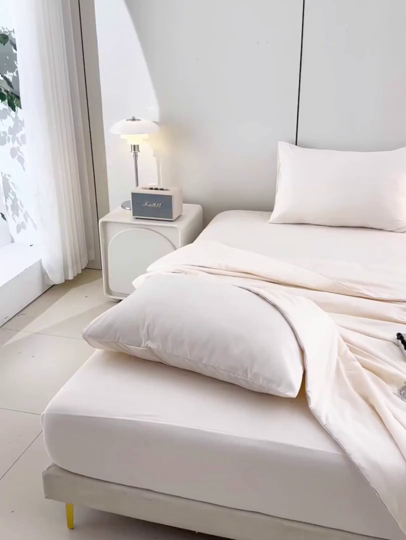 91家纺网 家纺一手货源 找家纺 预言家纺 2026新款水洗冰丝床笠款夏被四件套空调被跨境外贸床笠款 慕斯米白