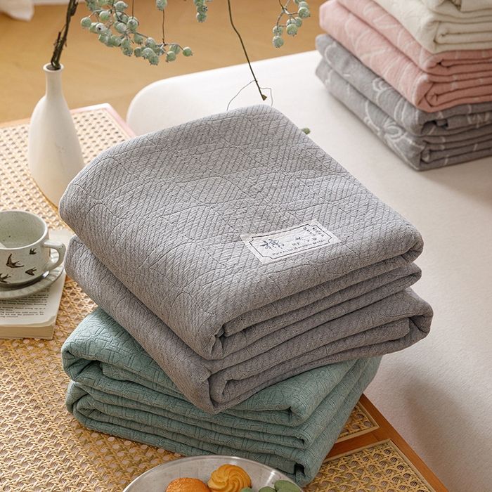 91家纺网 家纺一手货源 找家纺 悦然毛巾被 2026新款素色提花全棉三层纱盖毯毛巾被A类休闲毯 组合图仅做展示不可下单