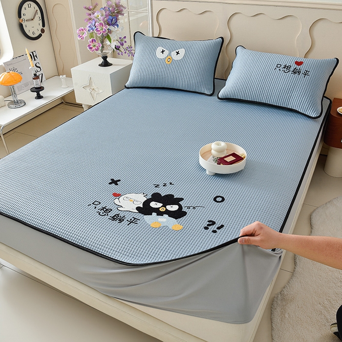 91家纺网 家纺一手货源 找家纺 炫拼家纺 2026新款A类凉豆豆华夫格卡通绣花床笠席 躺平企鹅