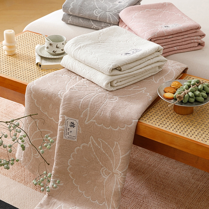 91家纺网 家纺一手货源 找家纺 悦然毛巾被 2026新款素色提花全棉三层纱盖毯毛巾被A类休闲毯 组合图仅做展示不可下单