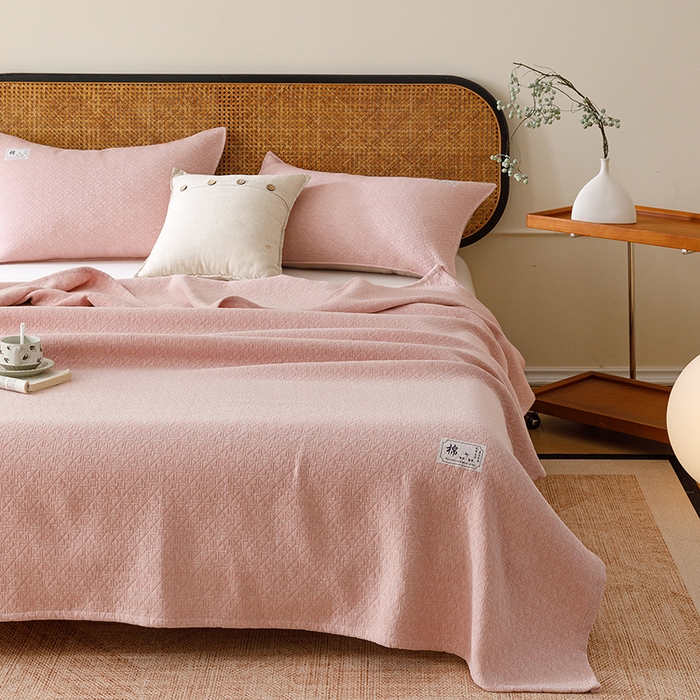 91家纺网 家纺一手货源 找家纺 悦然毛巾被 2026新款素色提花全棉三层纱盖毯毛巾被A类休闲毯 素野豆纱