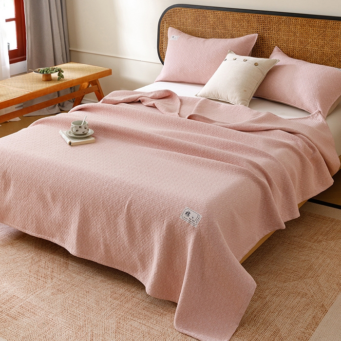 91家纺网 家纺一手货源 找家纺 悦然毛巾被 2026新款素色提花全棉三层纱盖毯毛巾被A类休闲毯 素野豆纱