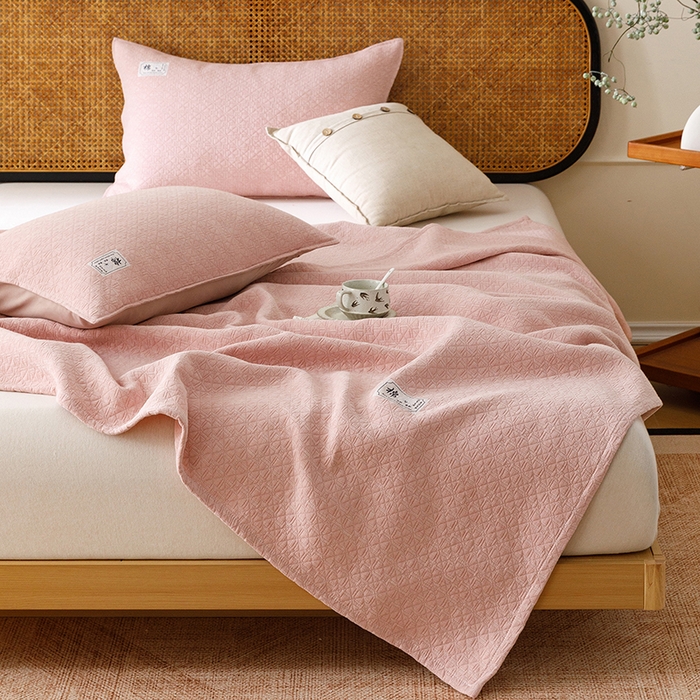 91家纺网 家纺一手货源 找家纺 悦然毛巾被 2026新款素色提花全棉三层纱盖毯毛巾被A类休闲毯 素野豆纱