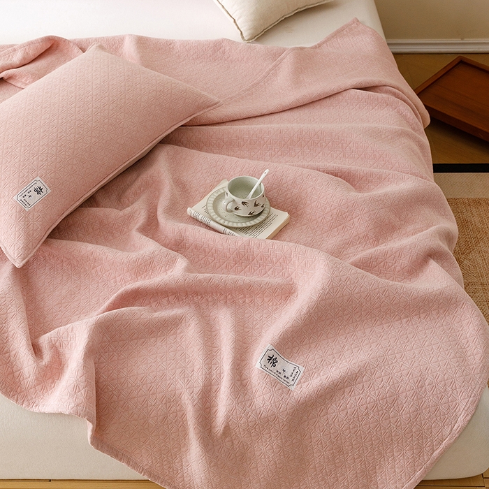 91家纺网 家纺一手货源 找家纺 悦然毛巾被 2026新款素色提花全棉三层纱盖毯毛巾被A类休闲毯 素野豆纱