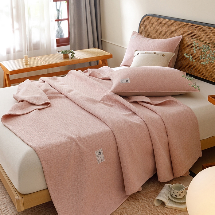 91家纺网 家纺一手货源 找家纺 悦然毛巾被 2026新款素色提花全棉三层纱盖毯毛巾被A类休闲毯 素野豆纱