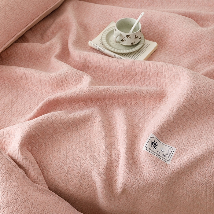 91家纺网 家纺一手货源 找家纺 悦然毛巾被 2026新款素色提花全棉三层纱盖毯毛巾被A类休闲毯 素野豆纱