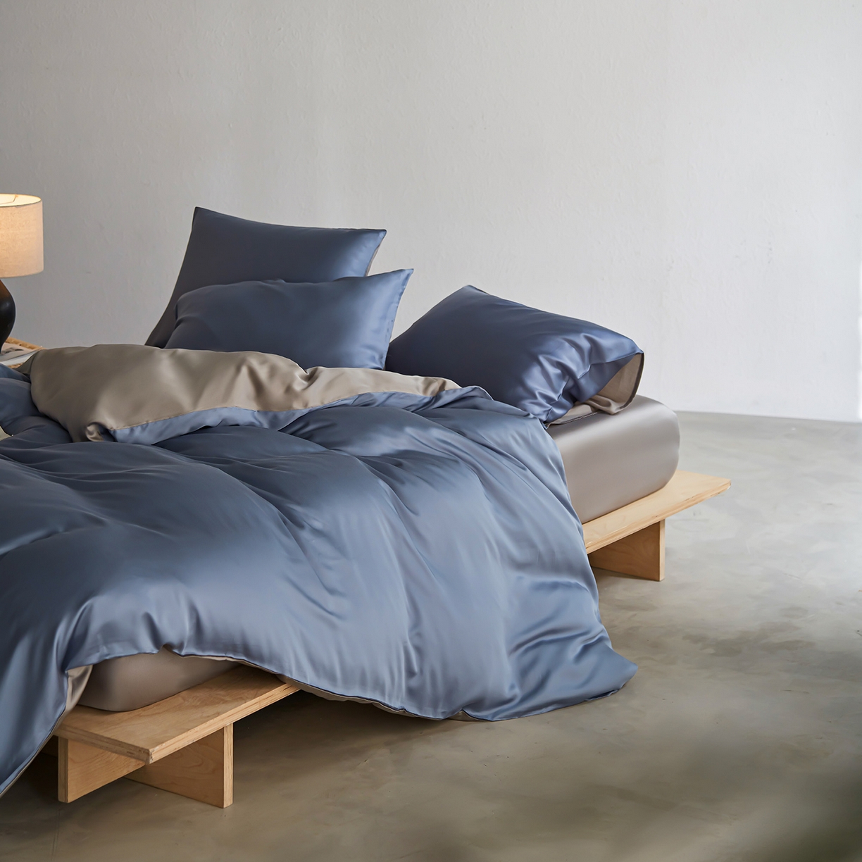 91家纺网 家纺一手货源 找家纺 轩和家居 2026新款60支奥地利兰精天丝四件套 劳伦蓝+伯爵灰