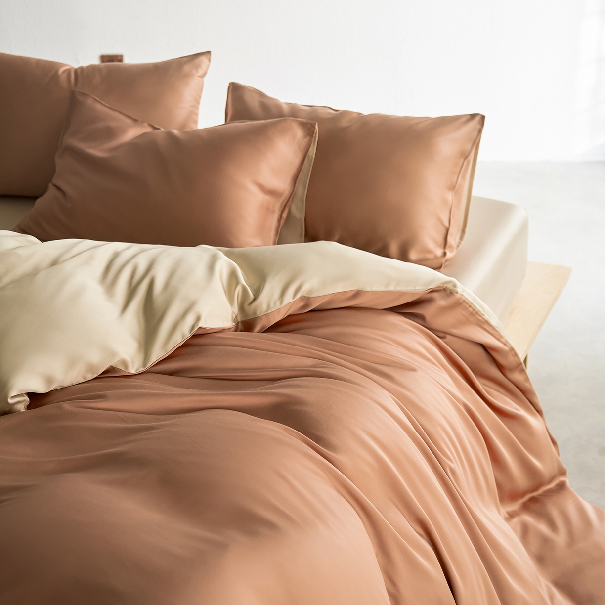 91家纺网 家纺一手货源 找家纺 轩和家居 2026新款60支奥地利兰精天丝四件套 拿铁咖+铂光金