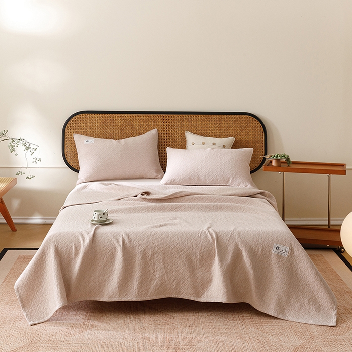 91家纺网 家纺一手货源 找家纺 悦然毛巾被 2026新款素色提花全棉三层纱盖毯毛巾被A类休闲毯 素野咖