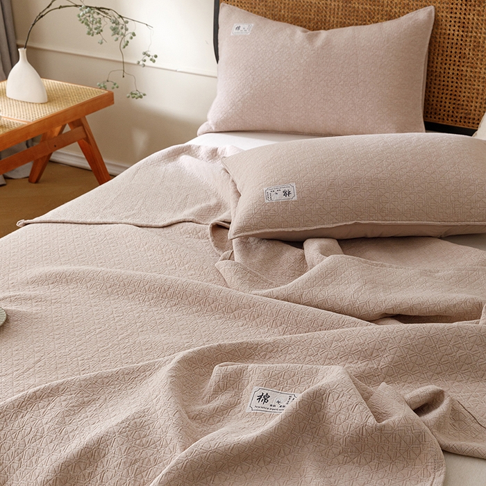 91家纺网 家纺一手货源 找家纺 悦然毛巾被 2026新款素色提花全棉三层纱盖毯毛巾被A类休闲毯 素野咖