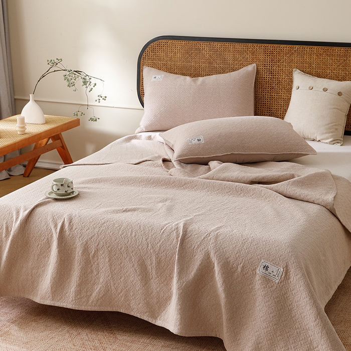 91家纺网 家纺一手货源 找家纺 悦然毛巾被 2026新款素色提花全棉三层纱盖毯毛巾被A类休闲毯 素野咖