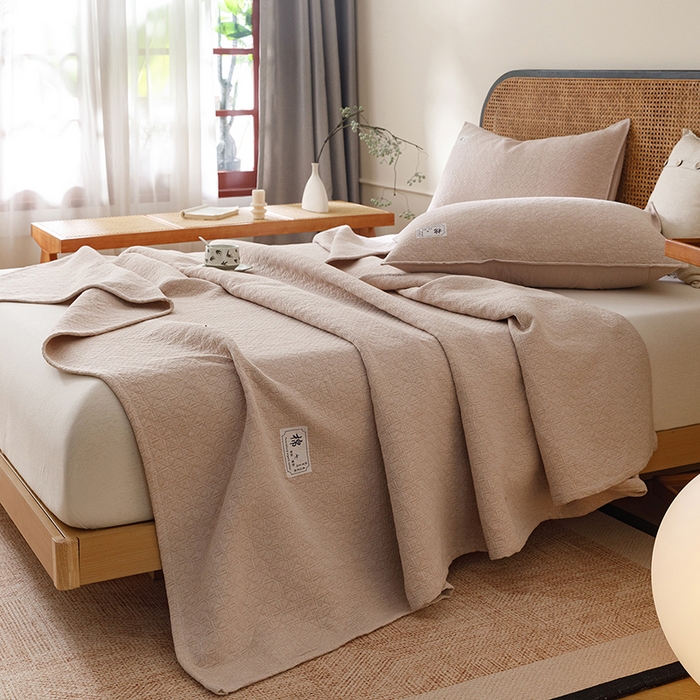 91家纺网 家纺一手货源 找家纺 悦然毛巾被 2026新款素色提花全棉三层纱盖毯毛巾被A类休闲毯 素野咖