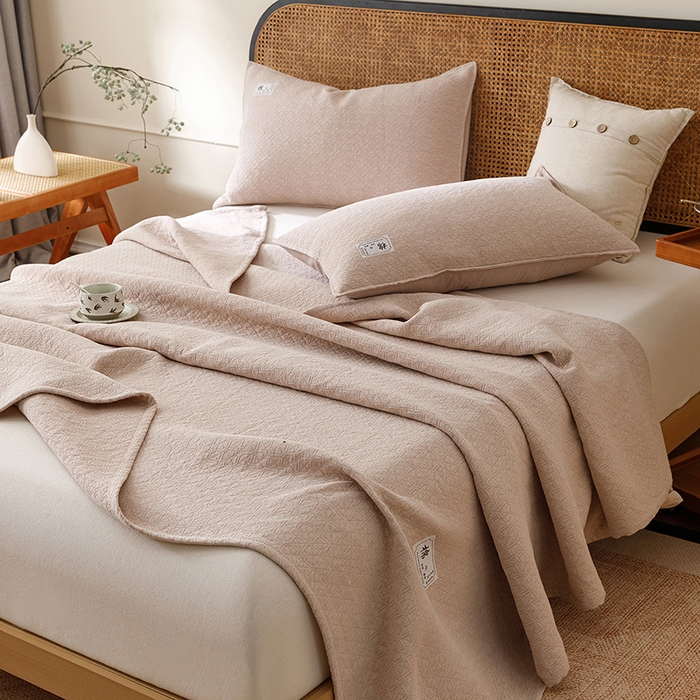 91家纺网 家纺一手货源 找家纺 悦然毛巾被 2026新款素色提花全棉三层纱盖毯毛巾被A类休闲毯 素野咖