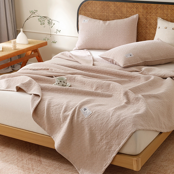 91家纺网 家纺一手货源 找家纺 悦然毛巾被 2026新款素色提花全棉三层纱盖毯毛巾被A类休闲毯 素野咖