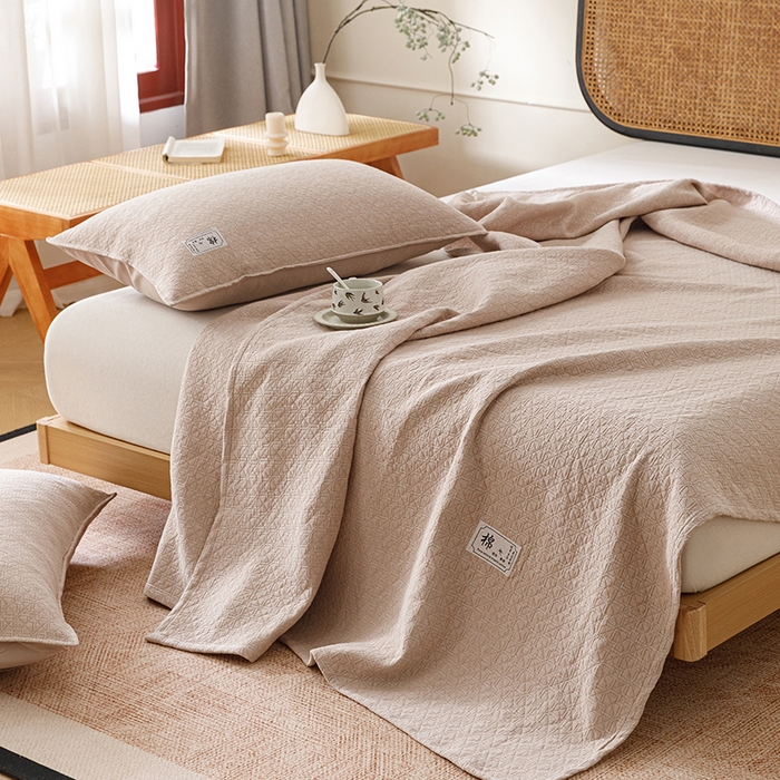 91家纺网 家纺一手货源 找家纺 悦然毛巾被 2026新款素色提花全棉三层纱盖毯毛巾被A类休闲毯 素野咖