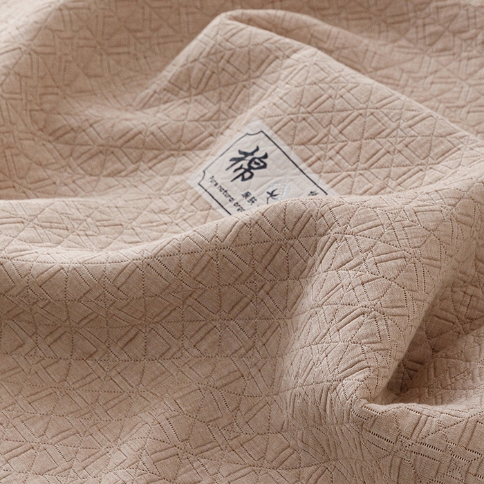 91家纺网 家纺一手货源 找家纺 悦然毛巾被 2026新款素色提花全棉三层纱盖毯毛巾被A类休闲毯 素野咖